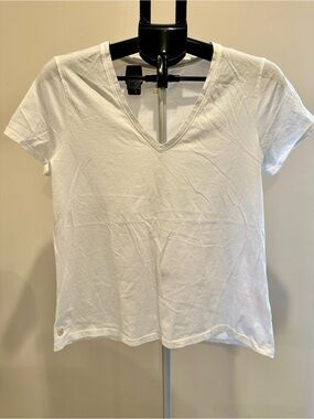 Lilly Pulitzer Women's White V-Neck Short Sleeve Tee